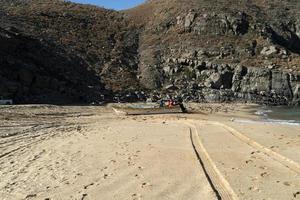 Bateau de pêcheur retournant à la plage de baja california beach mexique photo