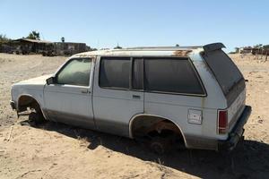 Vieille voiture abandonnée en casse en basse californie sur le mexique photo