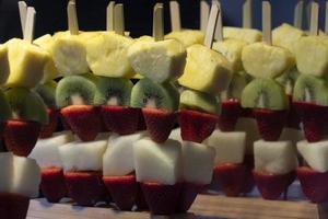 brochettes de fruits au marché photo