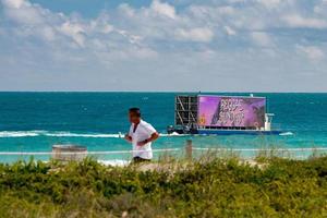 Miami, États-Unis - 2 février 2017 - publicité en bateau pour les personnes se relaxant au bord de l'eau de la promenade de la plage de Miami photo