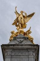 Londres, Angleterre - 15 juillet 2017 - monument de la reine victoria détail londres photo