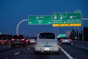 Tampa, États-Unis - 7 février 2017 - autoroutes encombrées de Floride la nuit photo