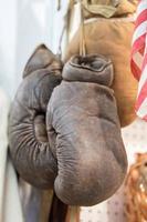 Vieux gants de boxe détail close up photo