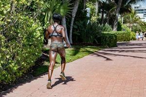 Miami, États-Unis - 2 février 2017 - les gens se détendent au bord de l'eau de la promenade de la plage de Miami photo