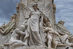 Londres, Angleterre - 15 juillet 2017 - monument de la reine victoria détail londres photo