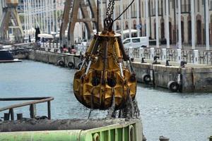 drague portuaire travaillant sur la mer photo