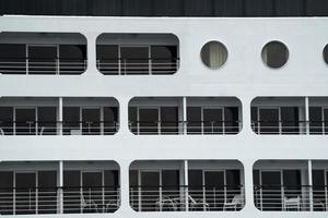 balcon de fenêtres de cabine de bateau de croisière de luxe photo