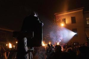 neuschoenau, allemagne - 5 janvier 2019 - célébration nocturne lousnacht avec waldgeister esprit forestier dans le village de bavière photo