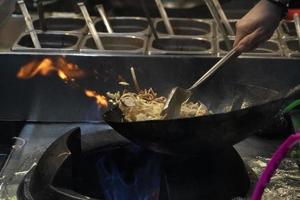 cuisson des spaghettis de riz au wok photo