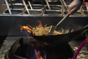 cuisson des spaghettis de riz au wok photo