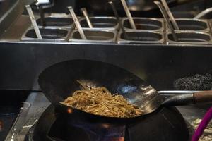 cuisson des spaghettis de riz au wok photo