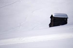 cabane en bois dans le fond de neige d'hiver photo