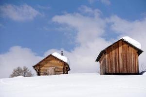 cabane en bois dans le fond de neige d'hiver photo