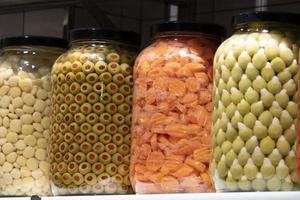 confitures d'olives et légumes du marché photo