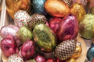 oeufs de pâques en chocolat au marché photo