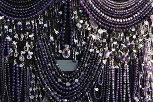 Boucles d'oreilles collier améthyste bijoux sur présentoir dans un marché de magasin photo