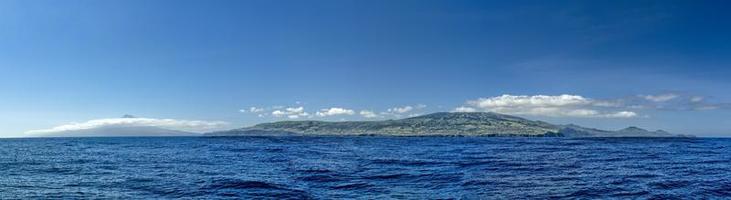 panorama des açores sur l'île de faial et pico depuis l'océan photo
