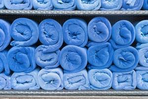 Pile de rouleaux de serviettes bleu sur étagère photo