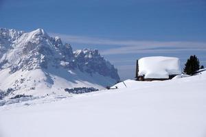 dolomites panorama de neige grand paysage cabane couverte de neige photo