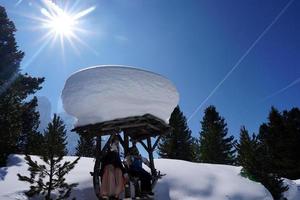 dolomites panorama de neige grand paysage cabane couverte de neige photo