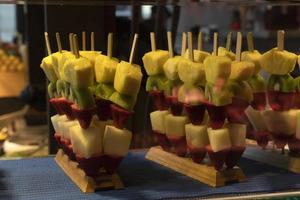 brochettes de fruits au marché photo