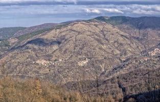 crocefieschi village antola park paysage de montagne en hiver photo