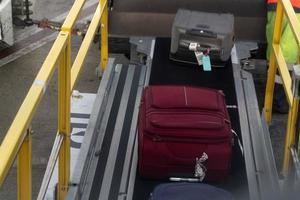 chargement des bagages dans l'avion photo