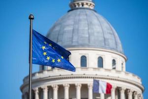 drapeau européen sur le capitole du panthéon de paris photo