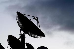 Antennes satellites silhouette noire photo