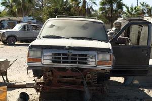 Vieille voiture abandonnée en casse en basse californie sur le mexique photo