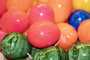 Oeufs peints au marché de Valence photo