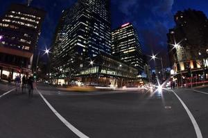 Melbourne, Australie, 16 août 2017 - circulation dans les rues de Melbourne, locale et touristique la nuit photo