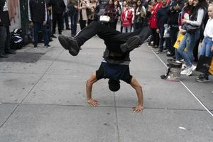 New York, États-Unis - 7 mai 2019 - break dancer dans la 5e avenue photo