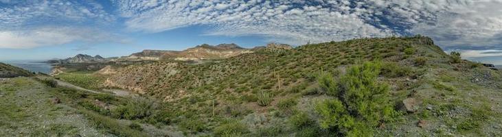 conduite tout-terrain dans la sierra guadalupe basse californie paysage panoramique du désert photo