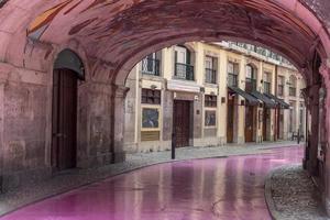 vue sur la rue rose de lisbonne feu rouge photo