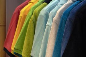 beaucoup de t-shirts de couleurs différentes photo