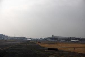 paris, france - 6 mars 2018 - atterrissage et chargement de fret et de passagers à l'aéroport de paris photo