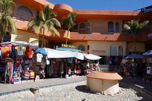 cabo san lucas, mexique - 25 janvier 2018 - la ville de la côte pacifique est bondée de touristes photo