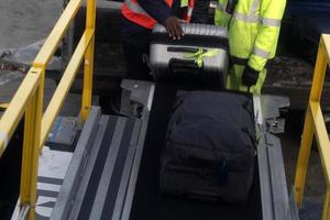 chargement des bagages dans l'avion photo