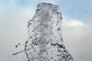 détail de jet d'eau isolé sur le ciel photo