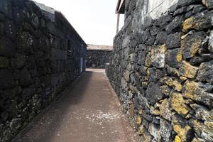 village lajido île de pico açores maisons de lave noire fenêtres rouges photo