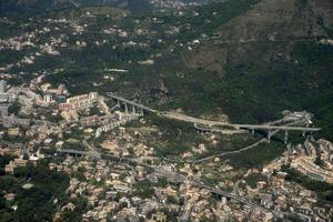 autoroute des collines de gênes près de la vue aérienne de la ville photo