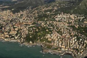 gênes italie vieux au bord de la mer ville port vue aérienne photo