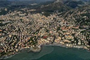 gênes italie vieux au bord de la mer ville port vue aérienne photo