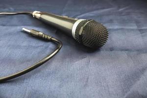 microphone sur fond noir