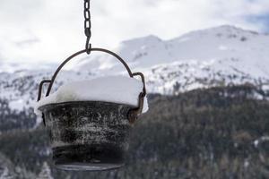 vieux pot en métal plein de neige photo