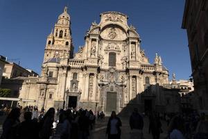 murcie, espagne - 25 mars 2019 - mère et fils attendant la bénédiction de la virgen de la fuensanta photo