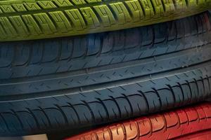 pneus de voiture de plusieurs couleurs photo
