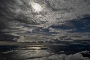 Vue aérienne de Gênes avant d'atterrir par temps nuageux photo