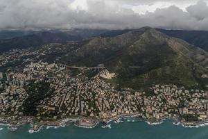 Vue aérienne de Gênes avant d'atterrir par temps nuageux photo